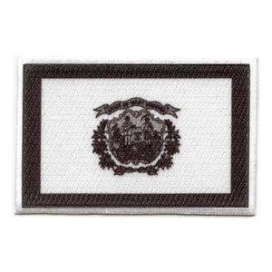 Peut inclure: Un écusson brodé blanc avec une bordure noire. L'écusson représente le sceau de l'État de Virginie-Occidentale, qui représente un fermier tenant une gerbe de blé et un fusil, debout sur une montagne avec une rivière qui la traverse. Le sceau est entouré d'une couronne de feuilles de laurier et les mots "État de Virginie-Occidentale" sont écrits sur un ruban au-dessus du sceau.