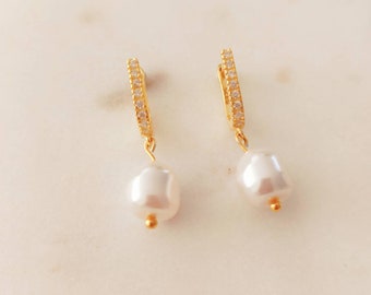 Bridgerton inspired, drop pearl earrings, 24k Gold plated Sterling Silver leverback Earrings with baroque pearls. Bridgerton earrings