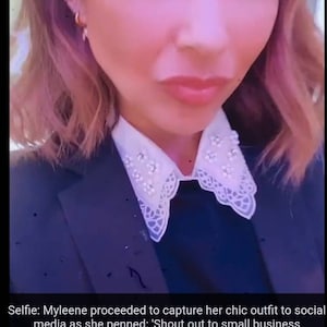 Puede incluir: Una mujer lleva una chaqueta negra con un cuello de encaje blanco adornado con peque&ntilde;as perlas. El pie de foto dice: "Selfie: Myleene procedi&oacute; a capturar su atuendo elegante para las redes sociales y escribi&oacute;: 'Shout out to small business @lavanyajewellerygb foe this collar. Bought and paid for' (sic) Shout out to small business @lavanyajewellerygb foe"