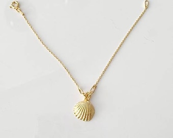 Shell Charm Bracelet, shell jewellery, clam bracelet, gold shell bracelet, summer bracelet, summer jewellery