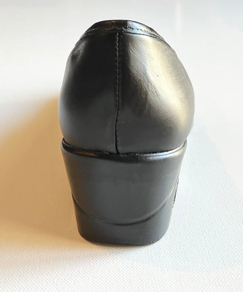 Peut inclure: Chaussure &agrave; talon en cuir noir avec bout arrondi et semelle &eacute;paisse en caoutchouc noir.
