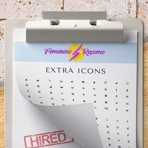 以下が含まれることがあります： 赤い「HIRED」のスタンプが押された白いクリップボード。クリップボードには、「Feminine Resume」と「EXTRA ICONS」の文字が書かれた紙が入っています。紙には小さな黒いアイコンのグリッドがあります。
