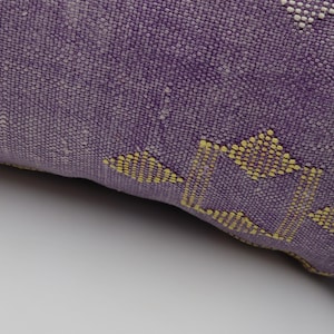 Puede incluir: Coj&iacute;n de decoraci&oacute;n morado y amarillo con un dise&ntilde;o geom&eacute;trico.