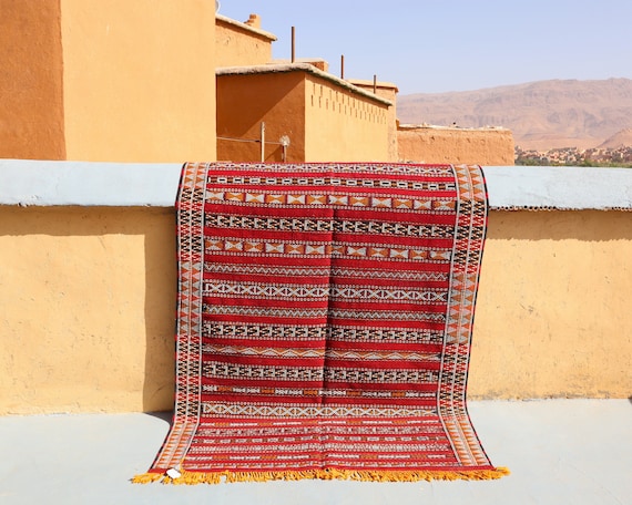 Vintage Red Berber Moroccan Kilim Rug - 5 x 7 rug - Handwoven Wool Flatweave Rug - Beni Mguild rug - Cozy home decor