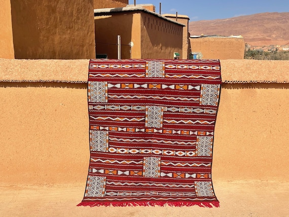 GORGEOUS MOROCCAN KILIM 4X6 Rug, Beni Mguild red Kilim, Chic Vintage Home Decor, living room rug