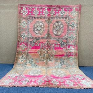 Vintage-Marokkanischer Teppich in Rosa, 213 x 335 cm – Handgefertigter großer Berberteppich – Einzigartiger Boujaad-Teppich – Großer marokkanischer Wollteppich