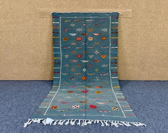 light green flatweave Moroccan rug 3,7 x 7 ft