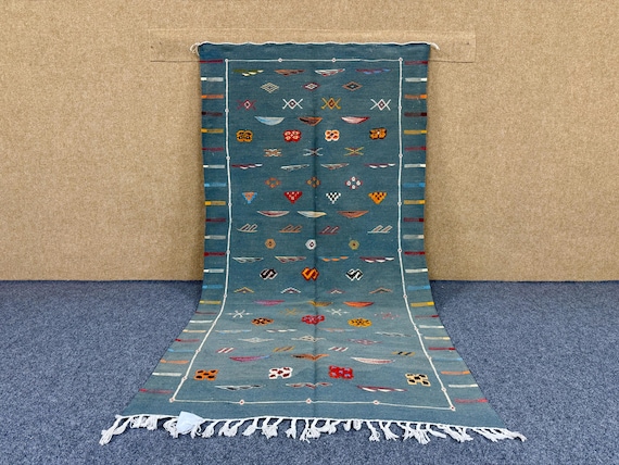 light green flatweave Moroccan rug 3,7 x 7 ft