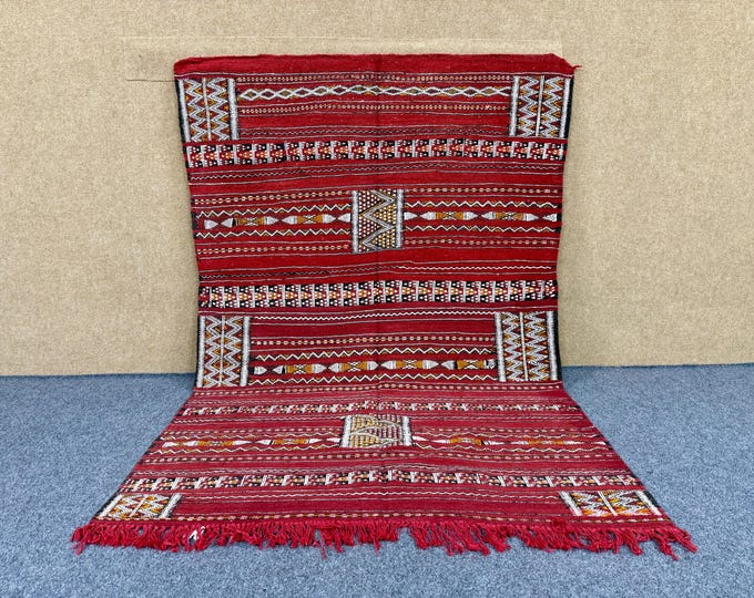 Moroccan rug 4x7 ft– Handwoven Flat Weave Carpet – Ethnic Wool Decor – Moroccan Boho Area Rug –Unique Embroidery Designs