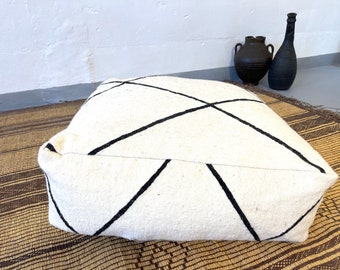 Moroccan checkered pouf, Moroccan pouf insert, cube pouf, Moroccan Pouffe - Wool pouf - Boho Kilim Pouf - 24.41 x 24.41 Inch