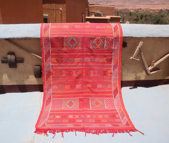 MINIMALIST RED MOROCCAN rug, kilim rug cactus silk, flat weave rug, handwoven berber rug, living room red rug, traditional berber rug