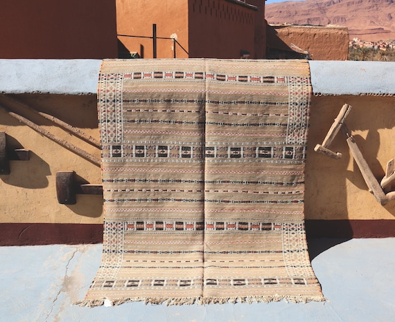 GORGEOUS BERBER KILIM 4x7 rug- Handmade Beige moroccan Rug, flat weave morrocan rug, berber beni mguild rug , beni mrirt rug