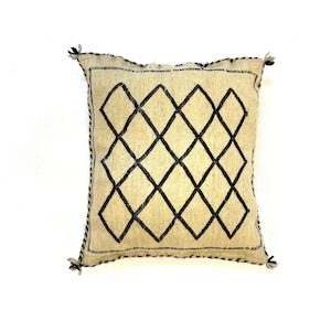 Berber pillow moroccan beni ouarain pillow 50 x 50 cm extra wool pillow, white pillow, handmade beni ouarain pillow.