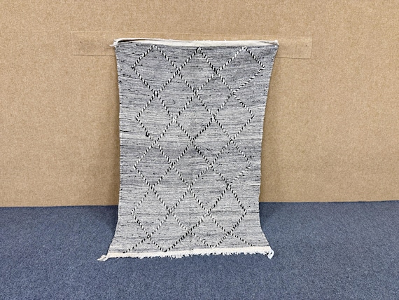 Berber Moroccan zanafi rug 3,5  x 5,5 ft– Black & White Moroccan Flatweave