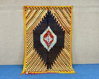 taznakhet rug 5,7 x 8,2 ft