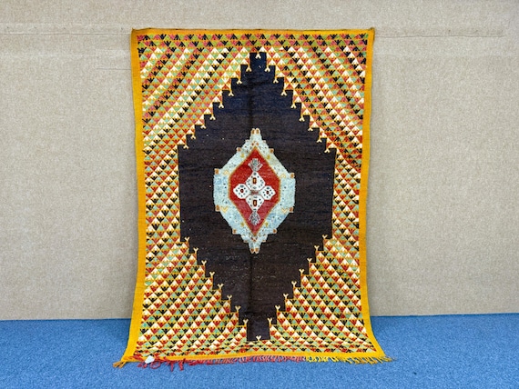 taznakhet rug 5,7 x 8,2 ft