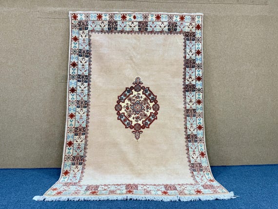Moroccan rug 5.8 x 8.2 ft