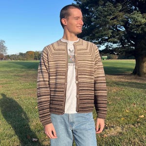 Unisex virkad kofta med fade into fall-mönster