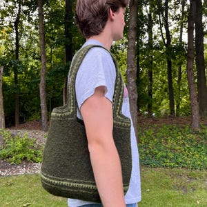 Patrón interactivo para bolso de fieltro de ganchillo Mossy Peaks