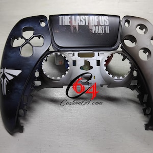 Pode incluir: Capa de comando PlayStation 5 personalizada com um design inspirado em "The Last of Us Part II". O lado esquerdo apresenta um logotipo Firefly, enquanto o lado direito tem uma ilustração detalhada. O título do jogo é exibido na parte superior.