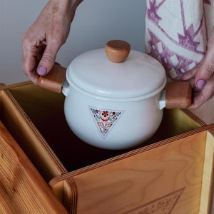 White V Steam Pot, Non-Toxic Enameled Steel, Wood Handles (Plastic-Free)