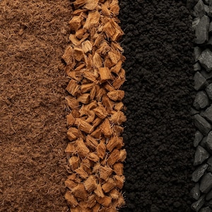 Pu&ograve; includere: Cinque strisce verticali di materiali per il giardinaggio disposte fianco a fianco. I materiali includono perlite bianca, torba fibrosa marrone, trucioli di legno marrone grossolani, terriccio nero fine e pezzi di carbone grigio scuro testurizzati.
