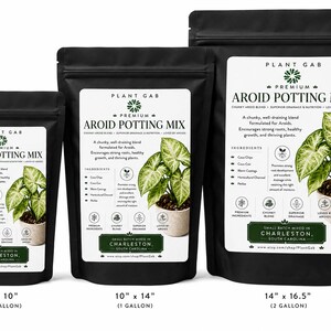 Pu&ograve; includere: Tre buste nere richiudibili di Plant Gab Premium Aroid Potting Mix nelle dimensioni 17,8 x 25,4 cm, 25,4 x 35,6 cm e 35,6 x 41,9 cm. Ogni etichetta mostra un'illustrazione di una pianta verde, l'elenco degli ingredienti e il testo Small Batch Mixed in Charleston.