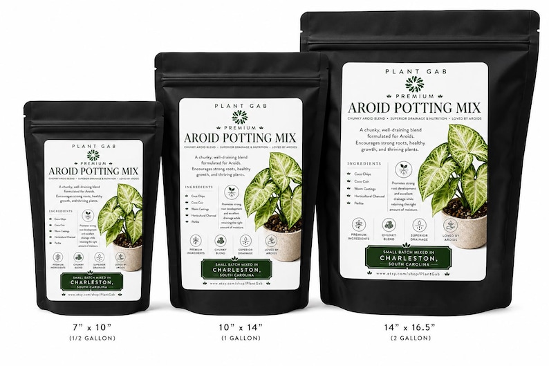 Pu&ograve; includere: Tre buste nere richiudibili di Plant Gab Premium Aroid Potting Mix nelle dimensioni 17,8 x 25,4 cm, 25,4 x 35,6 cm e 35,6 x 41,9 cm. Ogni etichetta mostra un'illustrazione di una pianta verde, l'elenco degli ingredienti e il testo Small Batch Mixed in Charleston.