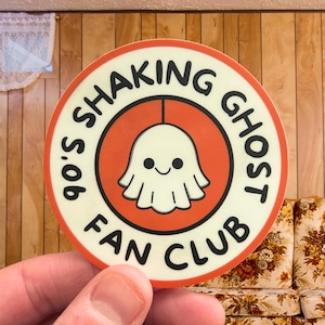 Puede incluir: Una tabla de cortar de madera hecha a mano con acabado natural. La tabla tiene un borde natural en un lado y forma rectangular. Mide aproximadamente 45 cm de largo y 30 cm de ancho.