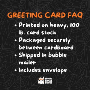 Puede incluir: Un fondo negro con un dise&ntilde;o de telara&ntilde;a presenta el texto "GREETING CARD FAQ" en naranja. El texto de abajo describe la cartulina, el embalaje y el sobre. El logotipo de Spooky Shake Studios est&aacute; en la esquina inferior derecha.