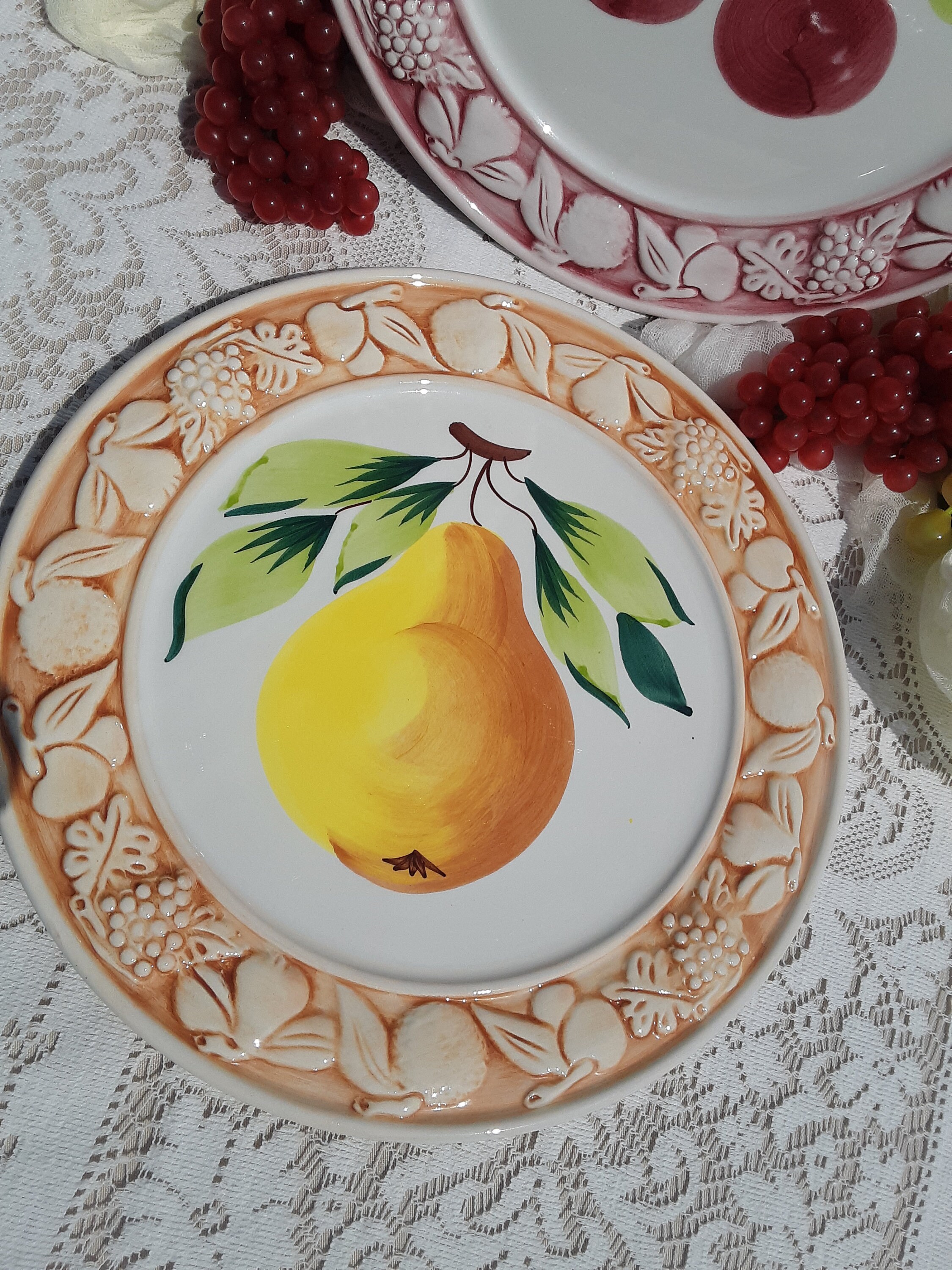 2 Majolica Fruit Wall Plates Handpainted in Italy Cherry and Etsy.de