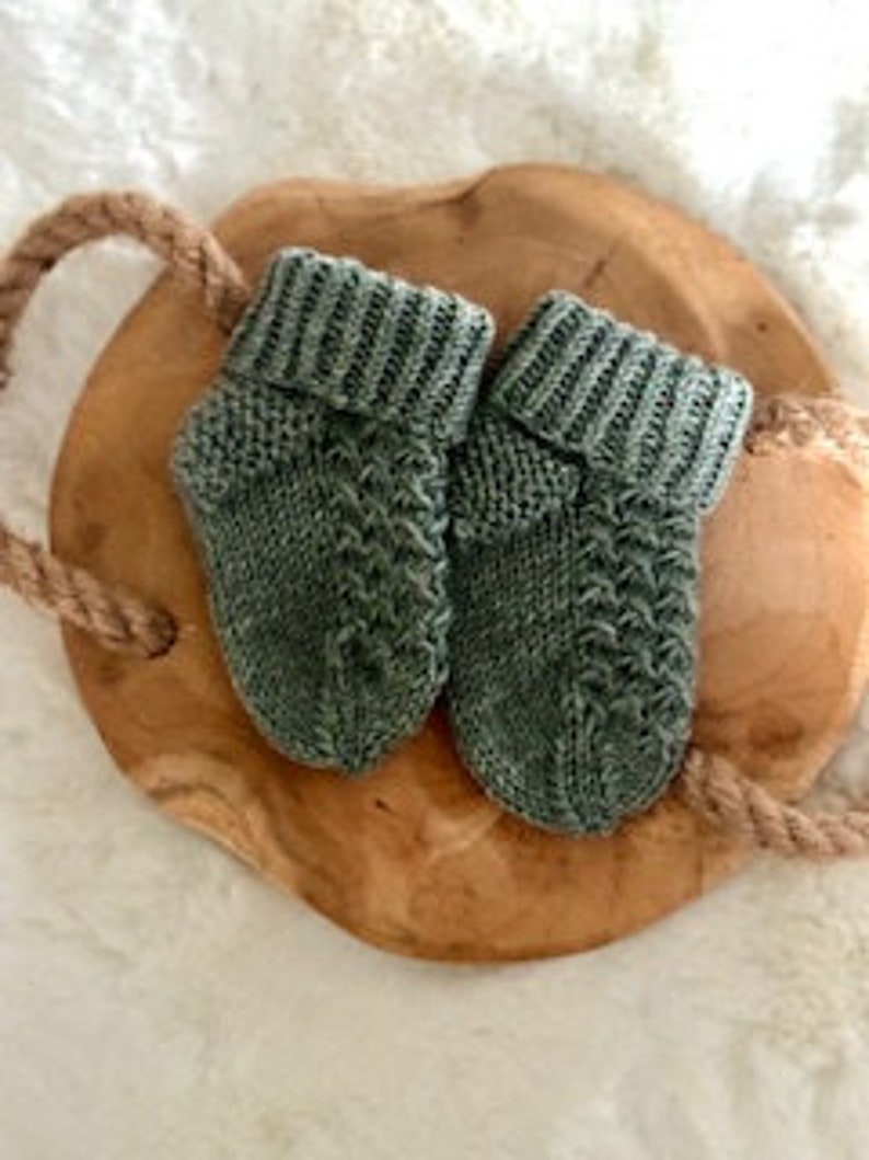 Knitted baby socks for babies 0-3, 3-6 months Olivengrün