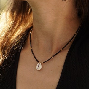 Collana/girocollo YUMA con conchiglia, conchiglia ciprea, collana di perle, pendente conchiglia, perline rocaille, ottone