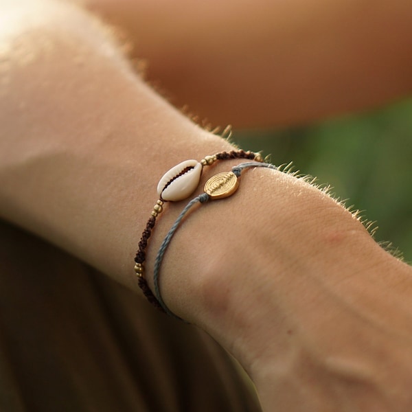 JAIKA, bracelet/anklet/friendship bracelet with shell, cowrie shell and brass beads in macrame technique