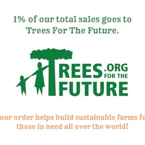 Może przedstawiać: Zielone logo z drzewem i dwojgiem ludzi trzymających się za ręce. Tekst brzmi "Trees.org for the Future". 1% sprzedaży trafia do Trees For The Future, aby pom&oacute;c w budowie zr&oacute;wnoważonych gospodarstw dla potrzebujących.