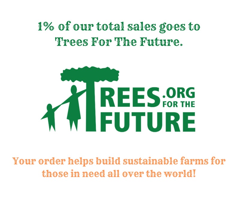 Może przedstawiać: Zielone logo z drzewem i dwojgiem ludzi trzymających się za ręce. Tekst brzmi "Trees.org for the Future". 1% sprzedaży trafia do Trees For The Future, aby pom&oacute;c w budowie zr&oacute;wnoważonych gospodarstw dla potrzebujących.