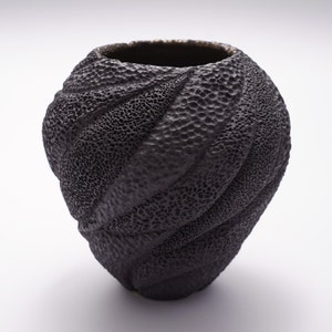Strukturierte schwarze Porzellan Vase