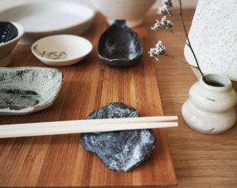 STAND / tréteau à couverts / bâtonnets à sushi / élément de vaisselle / noir-gris / coquillage / huître / céramique / fait main