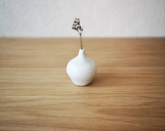 Ceramic flower vase / minimalistic vase decoration / thrown on a pottery wheel / beige / handmade / mini vase / ikebana