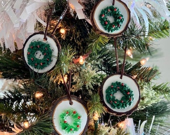 Handgemachter Adventskranz aus Holz: Glasscherbe auf Holzscheibe