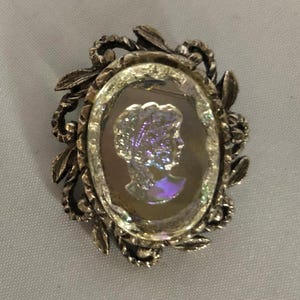Vintage Cameo Brooch (Clear)