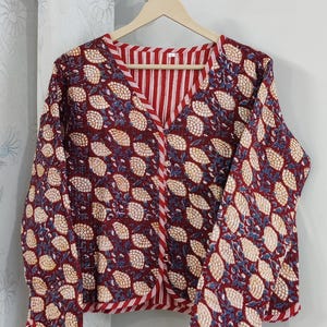 Hermosa chaqueta corta acolchada liviana y reversible hecha a mano 100 % algodón. Abrigo de estilo nuevo para mujer, ropa de fiesta o regalo para ella.