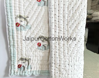 Hermoso edredón de algodón con estampado de bloques y diseño de animales, hecho a mano, cálido relleno de invierno para decoración de ropa de cama infantil.