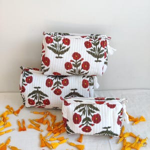 Set di 3 trousse per il trucco floreali bianche - Grande, Media, Piccola - Borsa da toilette da donna, Trousse per il trucco trapuntata, Pochette con stampa a mano, Set da viaggio