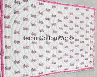 Hermoso edredón de algodón con estampado de bloques y diseño de animales, hecho a mano, cálido relleno de invierno para decoración de ropa de cama infantil.