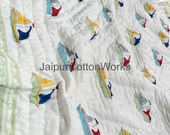 Hermoso edredón de algodón con estampado de bloques y diseño de barco, hecho a mano, cálido relleno de invierno para decoración de ropa de cama infantil.