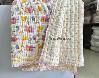 Hermoso edredón de algodón con estampado de bloques y diseño de animales, hecho a mano, cálido relleno de invierno para decoración de ropa de cama infantil.