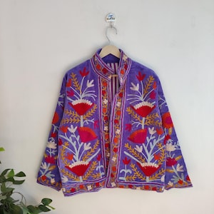 Giacca Suzani in velluto fatta a mano, giacca in velluto ricamata, giacca invernale, giacca corta hippie, nuovo cappotto Suzani con ricami floreali, regalo per lei