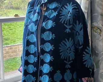 Blaue Suzani bestickte kurze Samtjacke, handgemachte Vintage Jacke, Florale Suzani-Jacke, reine Samtjacke, Boho & Hippie, Geschenk für sie,