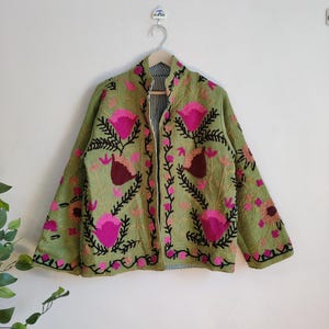 Chaqueta Suzani bordada a mano única - chaqueta Suzani de algodón, tela TNT Khadi, abrigo Suzani de mujer Boho, chaqueta TNT Suzani bordada
